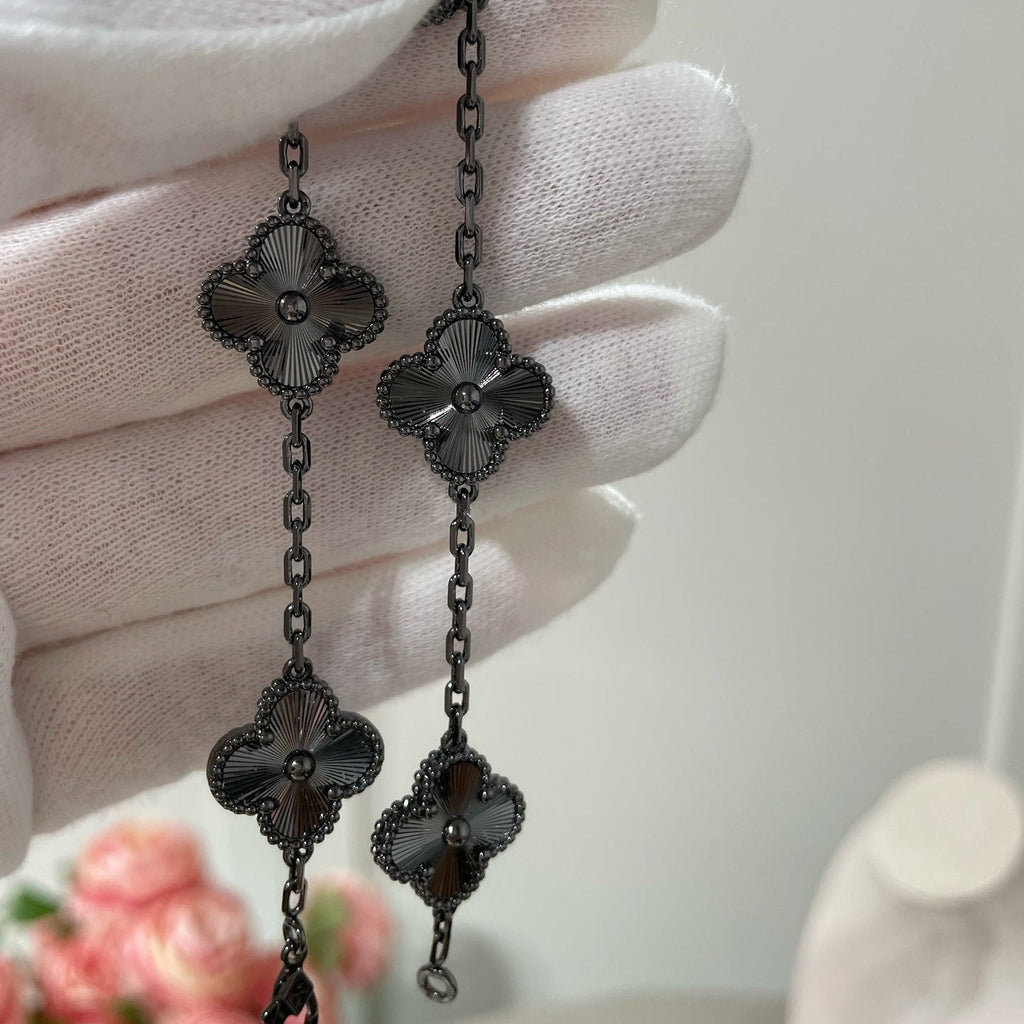 [Glow Jewelry]CLOVER 5 MOTIF BLACK BRACELET