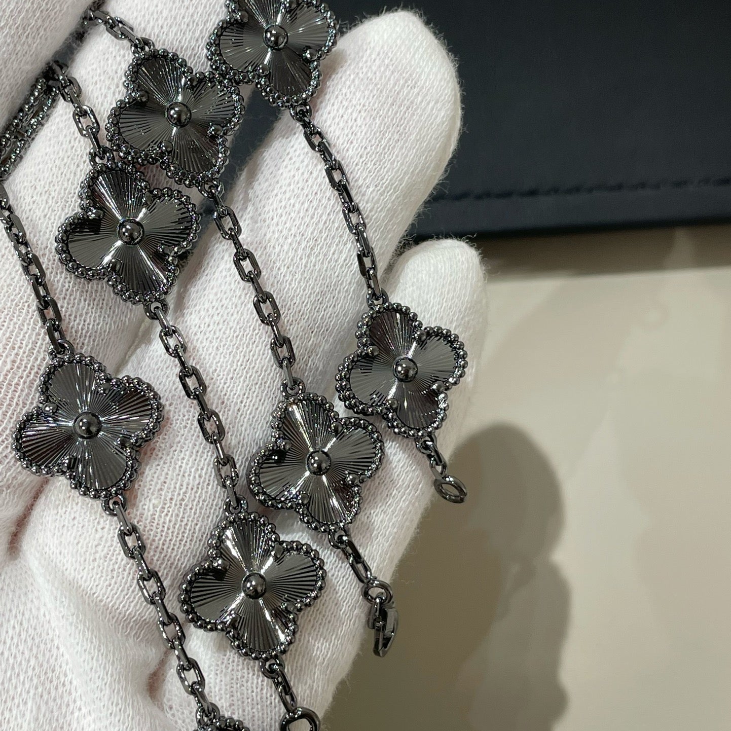 [Glow Jewelry]CLOVER 5 MOTIF BLACK BRACELET