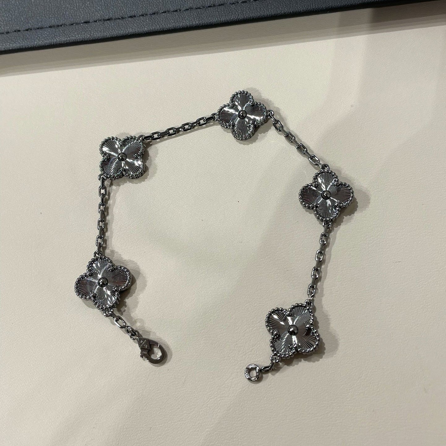 [Glow Jewelry]CLOVER 5 MOTIF BLACK BRACELET