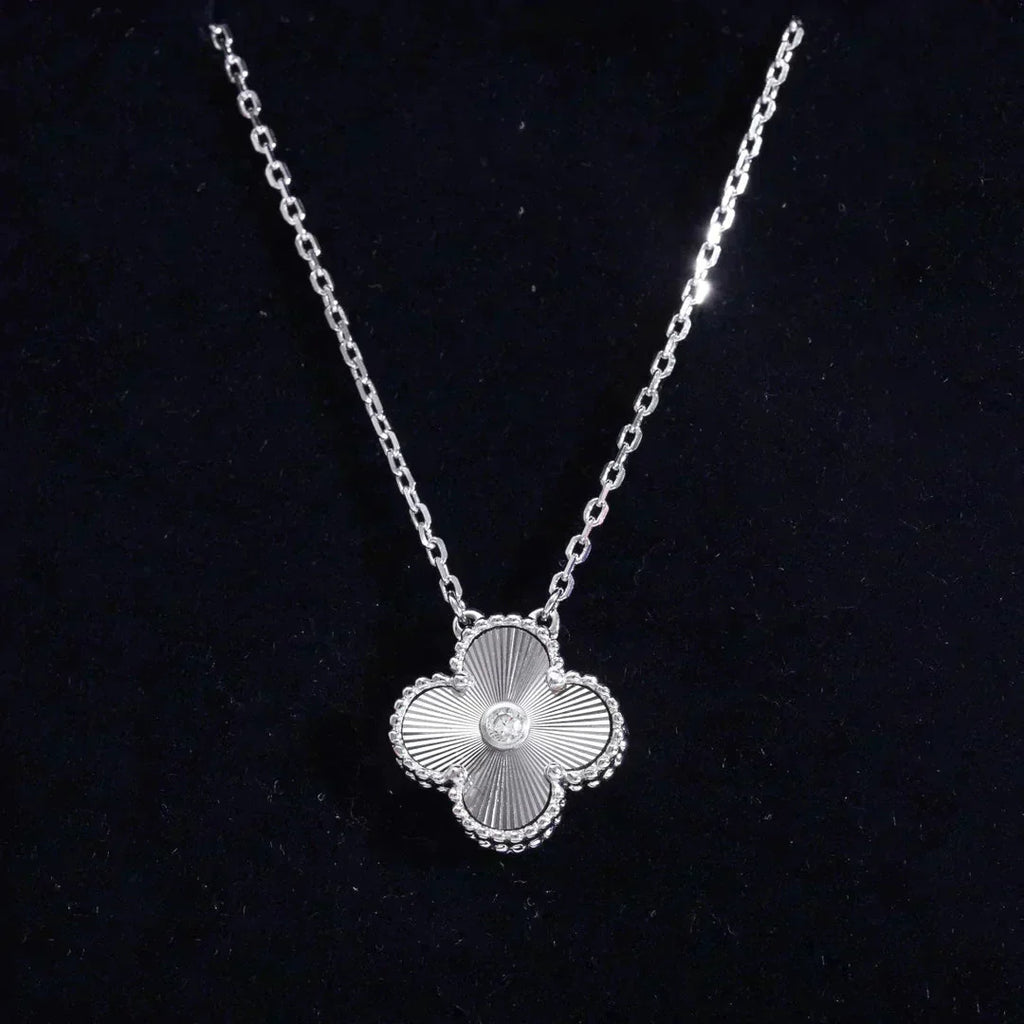 ¡®Glow¡¯CLOVER  15MM DIAMOND LASER NECKLACE SILVER