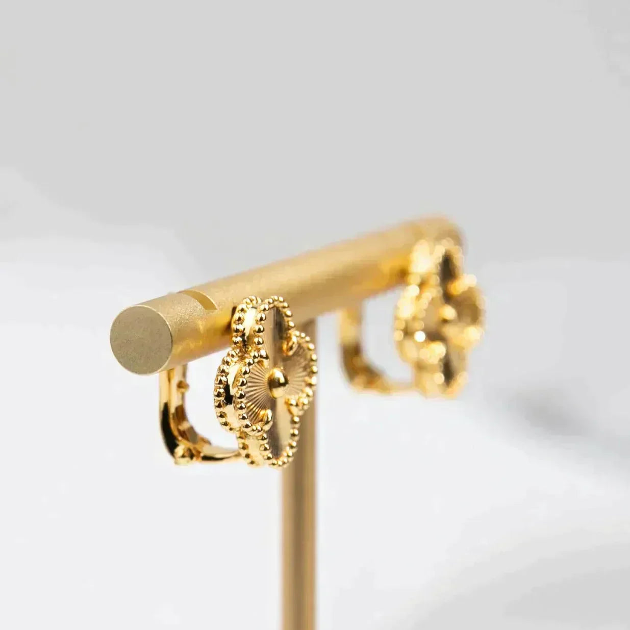 ¡®Glow¡¯CLOVER MEDIUM 1 MOTIFS LASER EARRINGS