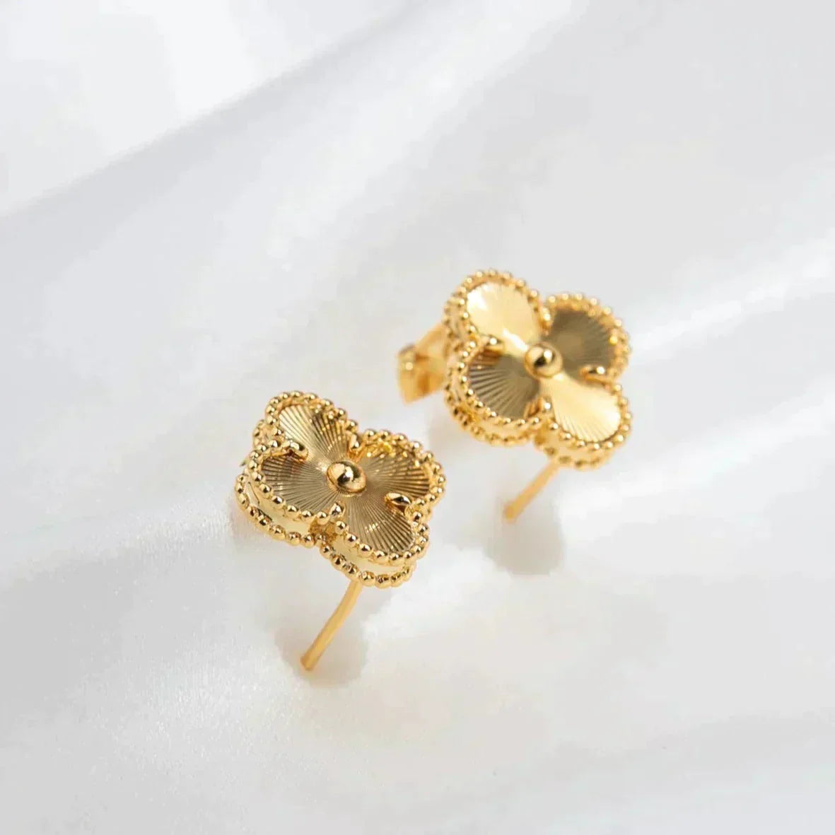 ¡®Glow¡¯CLOVER MEDIUM 1 MOTIFS LASER EARRINGS