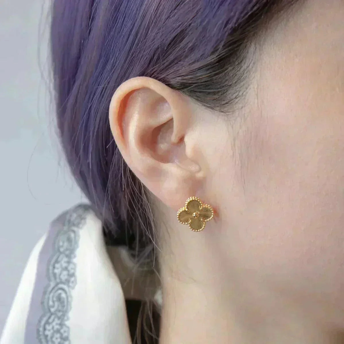 ¡®Glow¡¯CLOVER MEDIUM 1 MOTIFS LASER EARRINGS