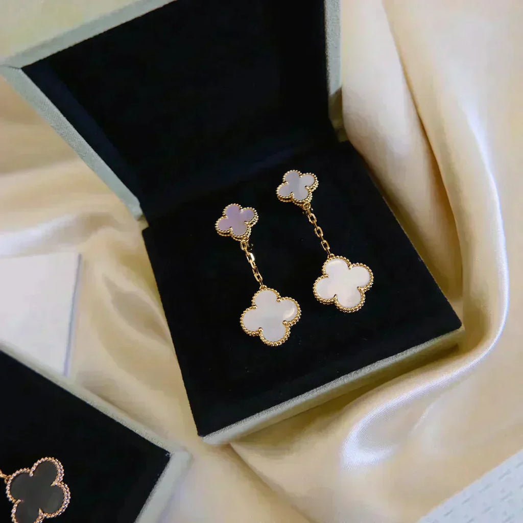 ¡®Glow¡¯CLOVER 2 MOTIF WHITE MOP EARRINGS