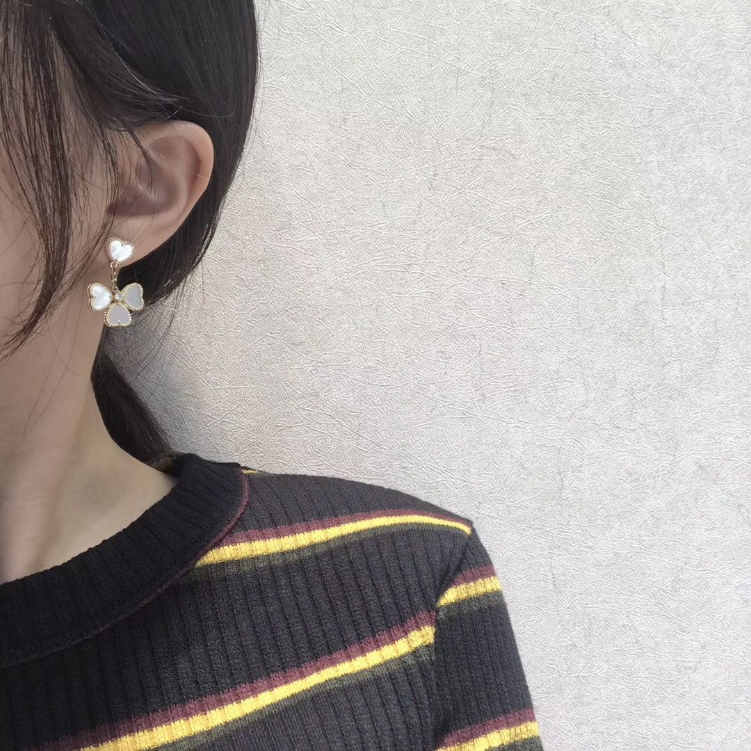 ¡®Glow¡¯CLOVER SWEET WHITE MOP EARRINGS
