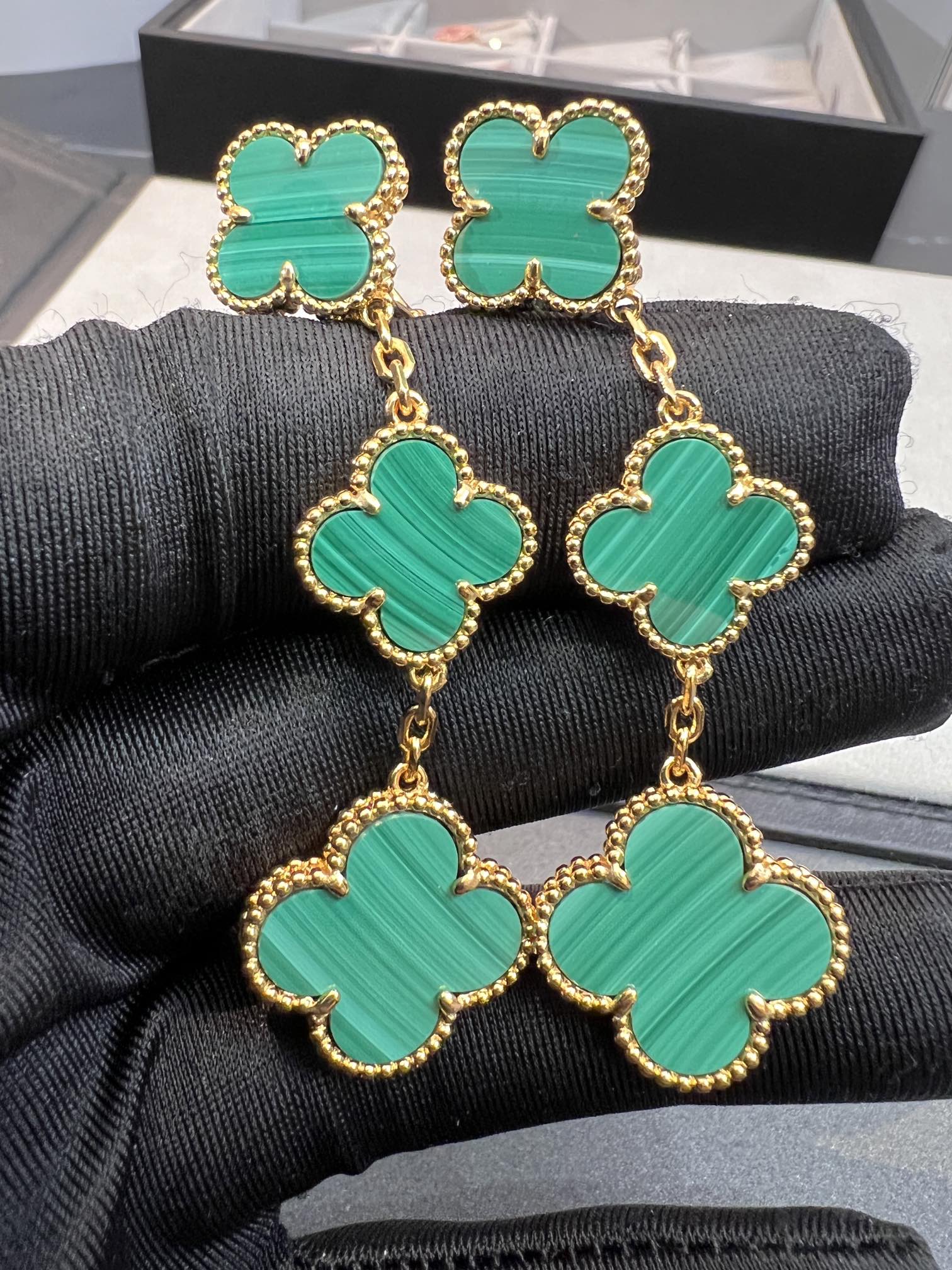 ¡®Glow¡¯CLOVER MALACHITE 3 MOTIFS GOLD