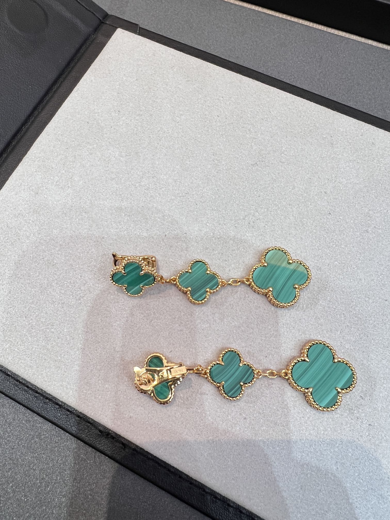 ¡®Glow¡¯CLOVER MALACHITE 3 MOTIFS GOLD