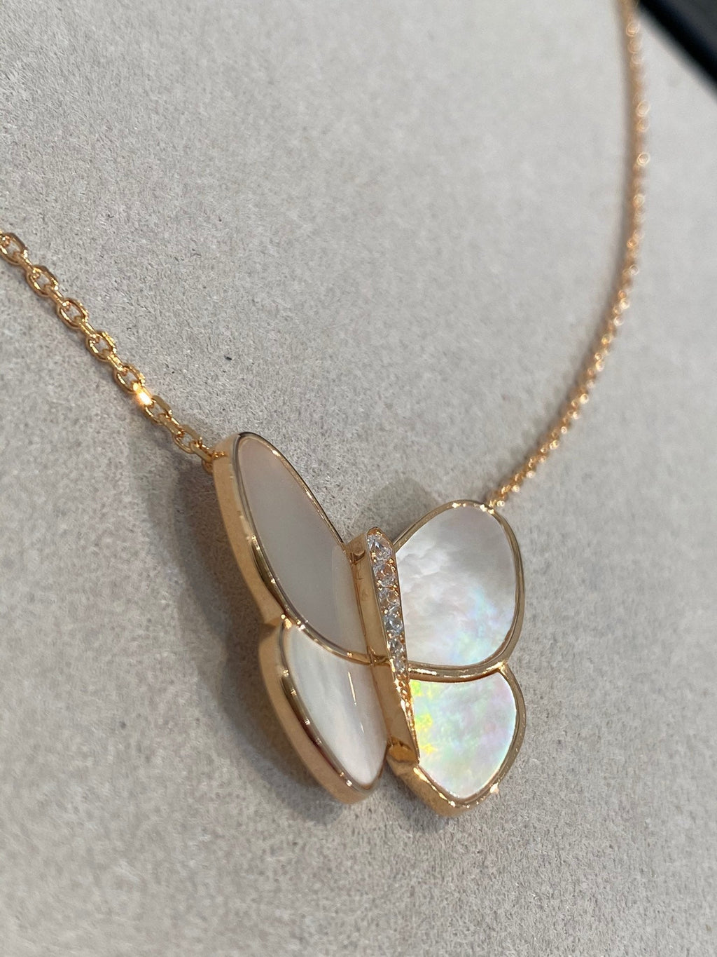 ¡®Glow¡¯BUTTERFLY GOLD MOP DIAMOND NECKLACE