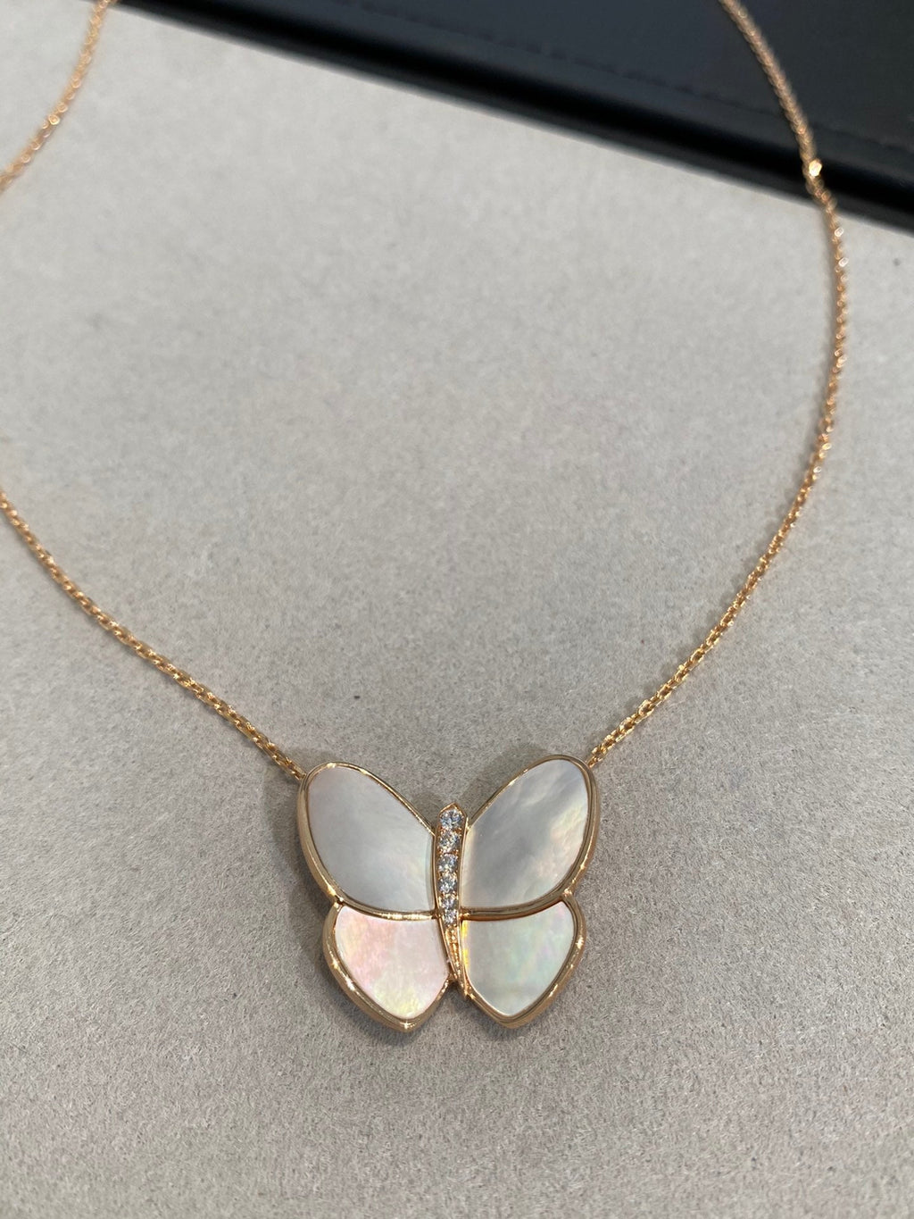 ¡®Glow¡¯BUTTERFLY GOLD MOP DIAMOND NECKLACE