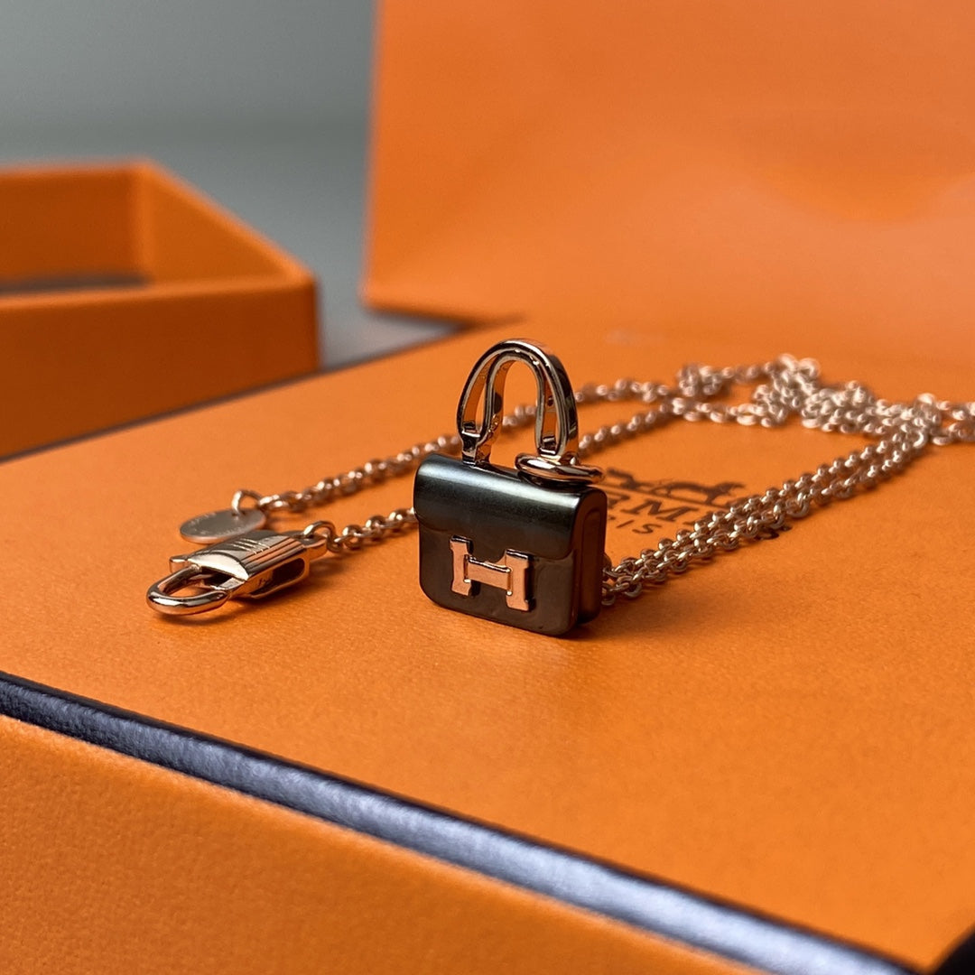 GlowCONSTANCE BLACK PEDANT PINK GOLD NECKLACE
