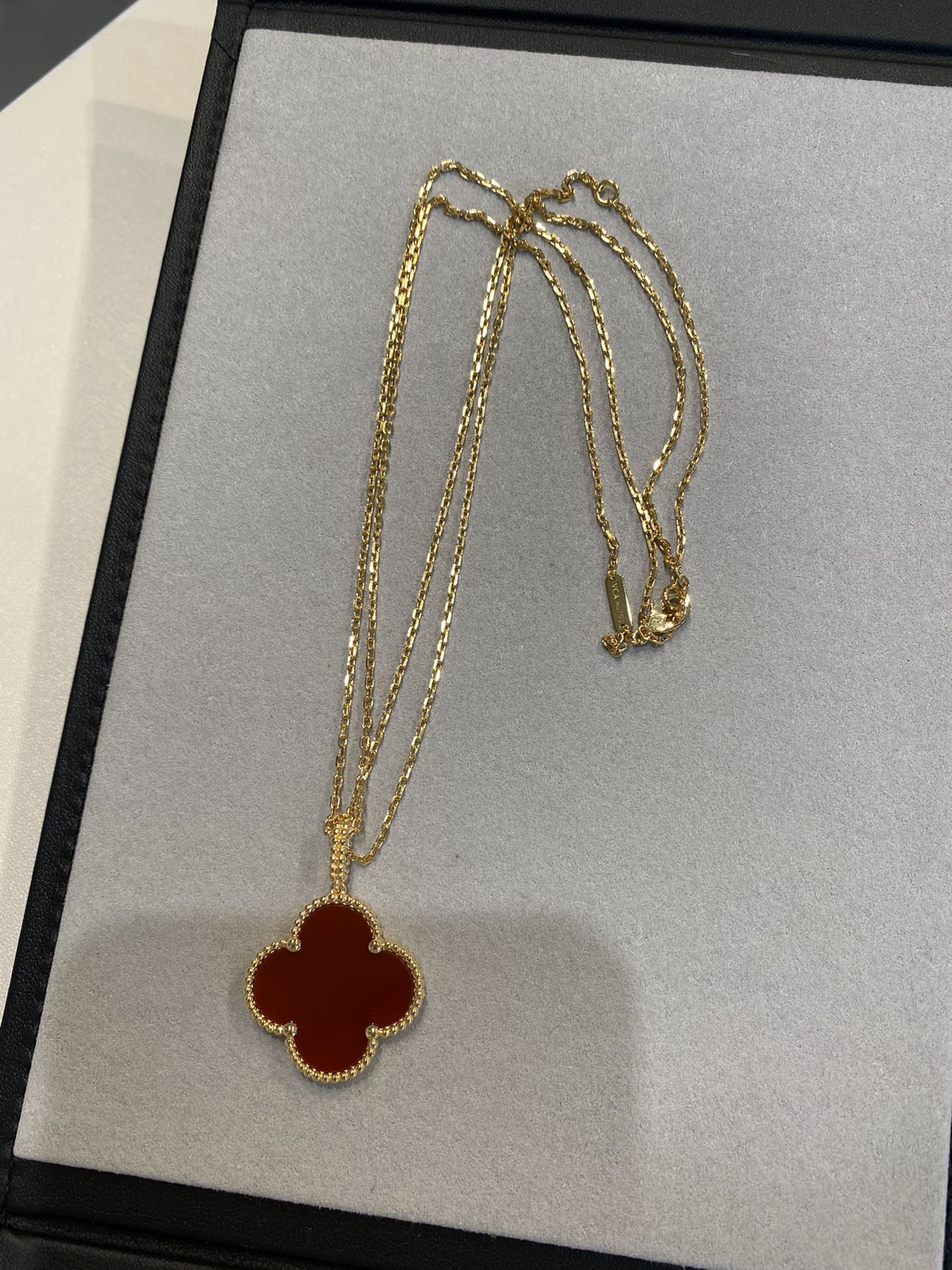 ¡®Glow¡¯CLOVER 25MM NECKLACE GOLD CARNELIAN