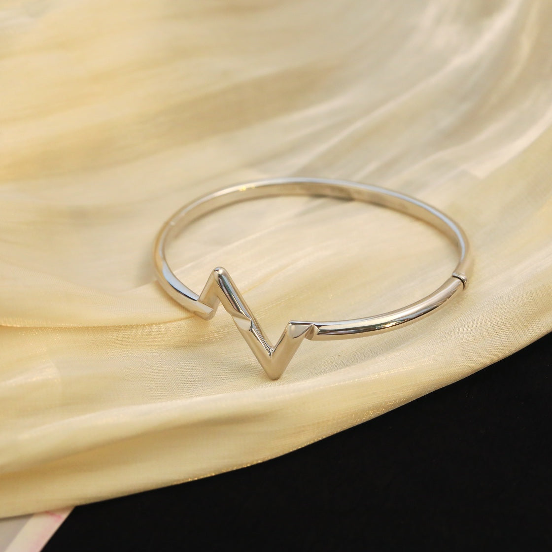GlowVOLTE UPSITE DOWN BRACELET
