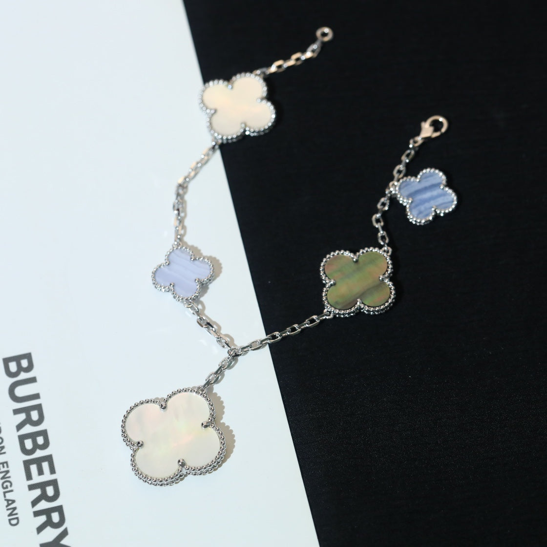 ¡®Glow¡¯CLOVER BRACELET 5 MOTIFS MOP CHALCEDONY SILVER