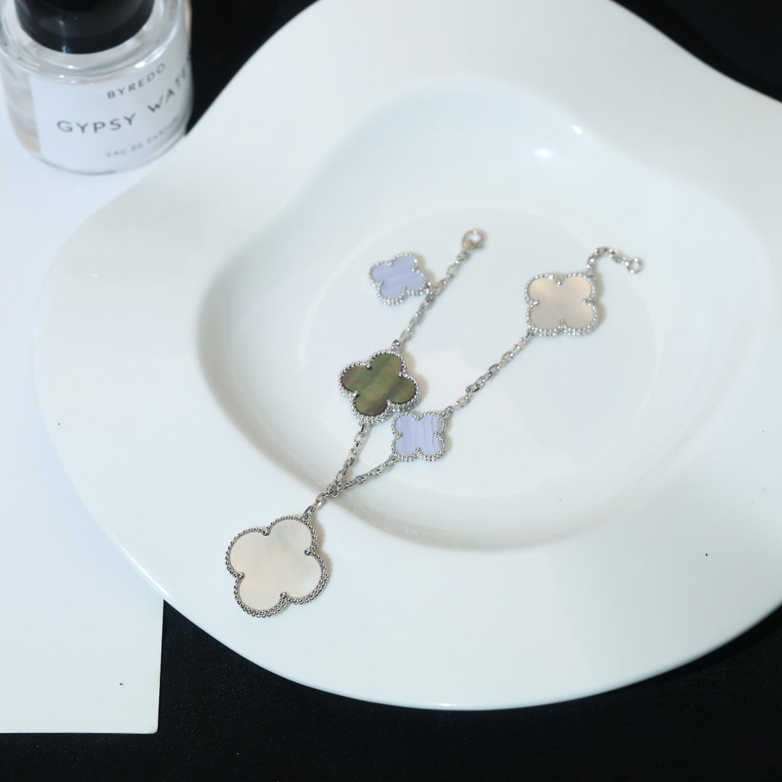 ¡®Glow¡¯CLOVER BRACELET 5 MOTIFS MOP CHALCEDONY SILVER