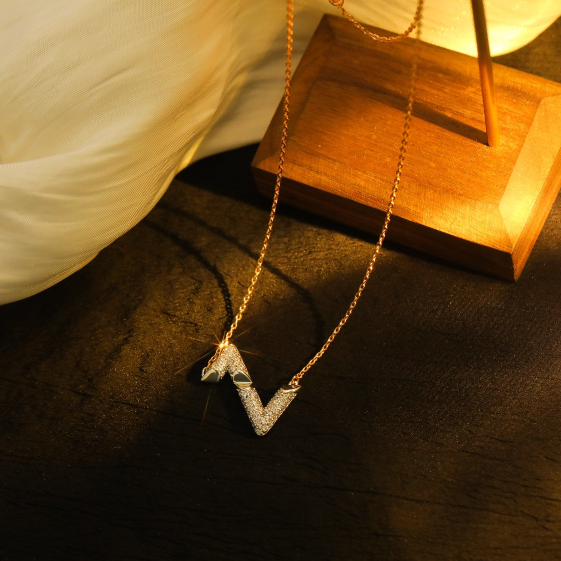 GlowVOLT SILVER DIAMOND PEDANT NECKLACE