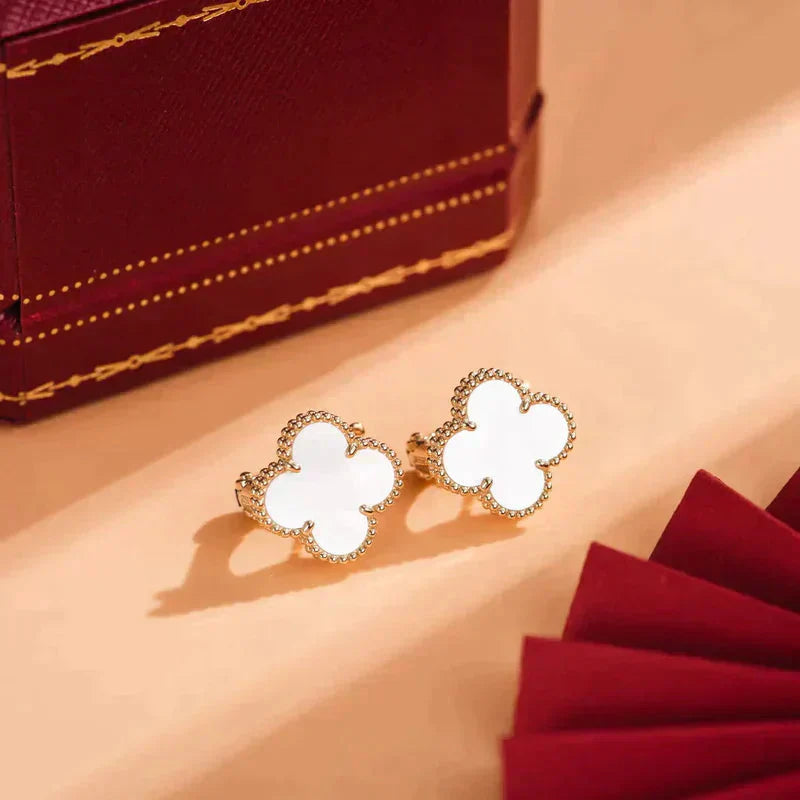 ¡®Glow¡¯CLOVER MEDIUM 1 MOTIFS  WHITE MOP STUD EARRINGS