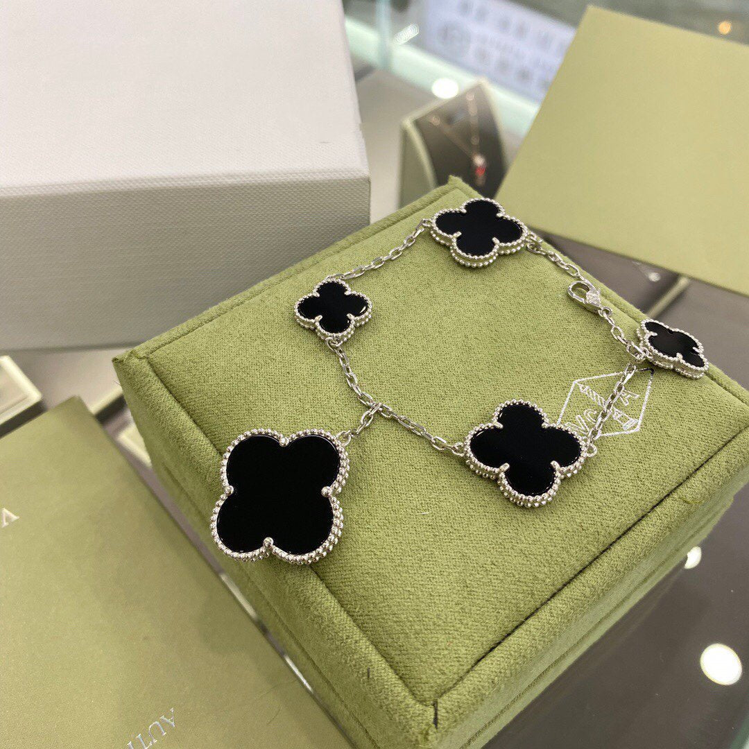 ¡®Glow¡¯CLOVER 5 MOTIFS SIVLER ONYX BRACELET