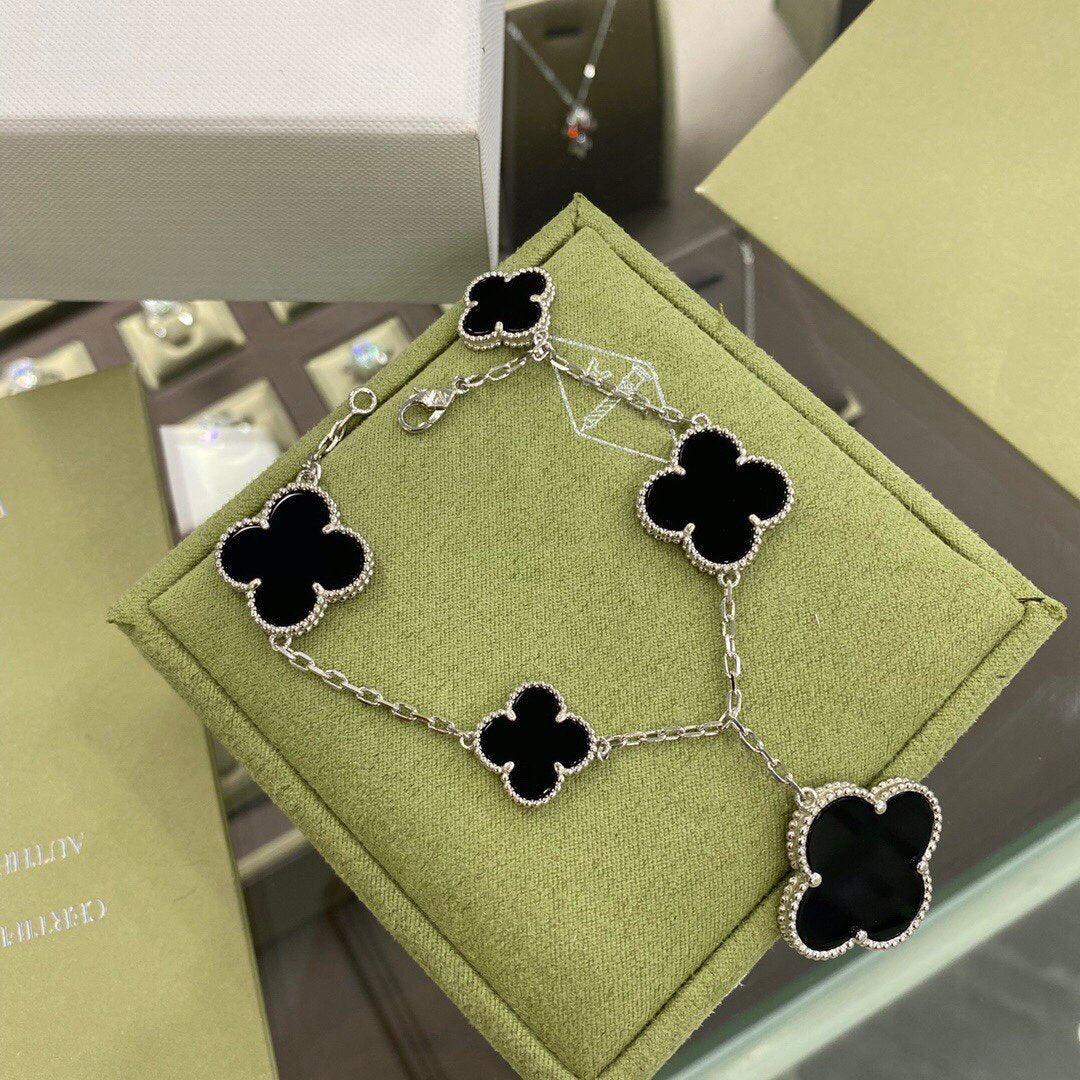 ¡®Glow¡¯CLOVER 5 MOTIFS SIVLER ONYX BRACELET