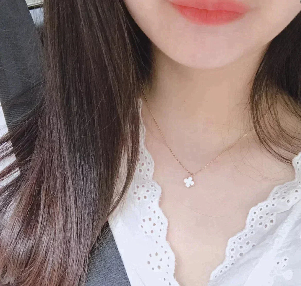 ¡®Glow¡¯CLOVER MINI 9.5MM WHITE MOTHER-OF-PEARL NECKLACE