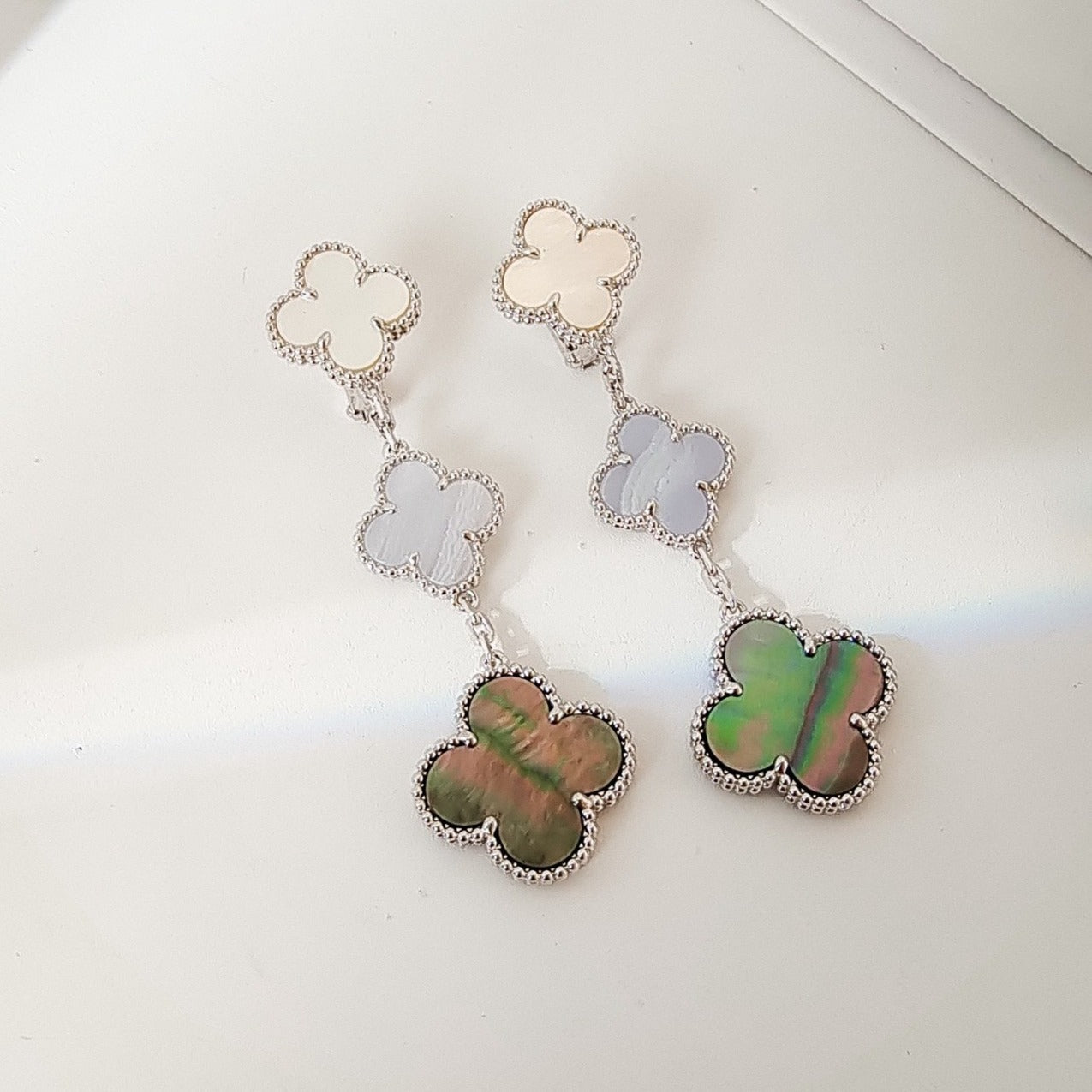 ¡®Glow¡¯CLOVER 3 MOTIFS CHALCEDONY DARK MOP SILVER EARRINGS