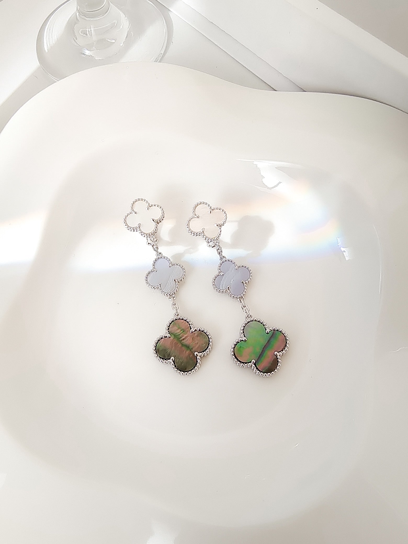 ¡®Glow¡¯CLOVER 3 MOTIFS CHALCEDONY DARK MOP SILVER EARRINGS