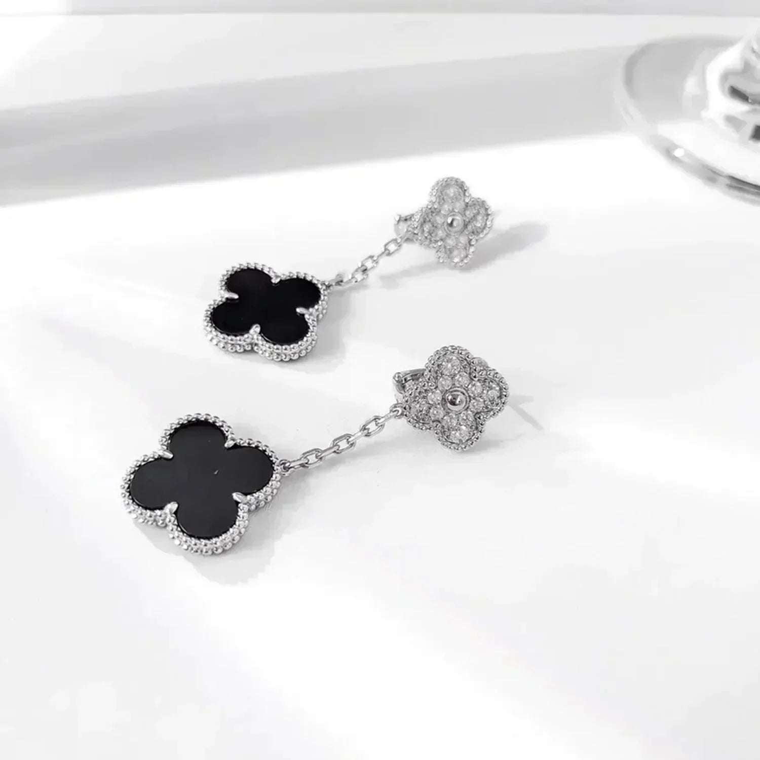 ¡®Glow¡¯CLOVER 2 MOTIFS  DIAMOND ONYX EARRINGS SILVER
