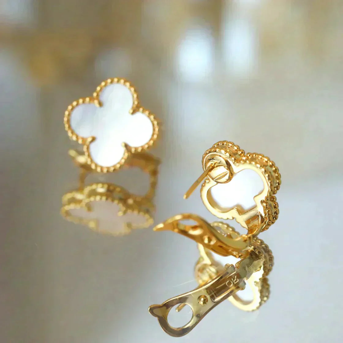 ¡®Glow¡¯CLOVER MEDIUM 1 MOTIFS  WHITE MOP STUD EARRINGS