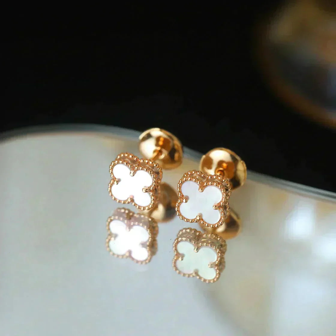 ¡®Glow¡¯CLOVER MINI 9.5MM WHITE MOP EARRINGS