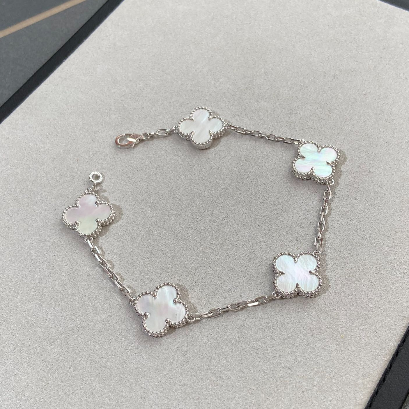 [Glow]New CLOVER WHITE PEARL MOP 5 MOTIF BRACELET COLLECTION