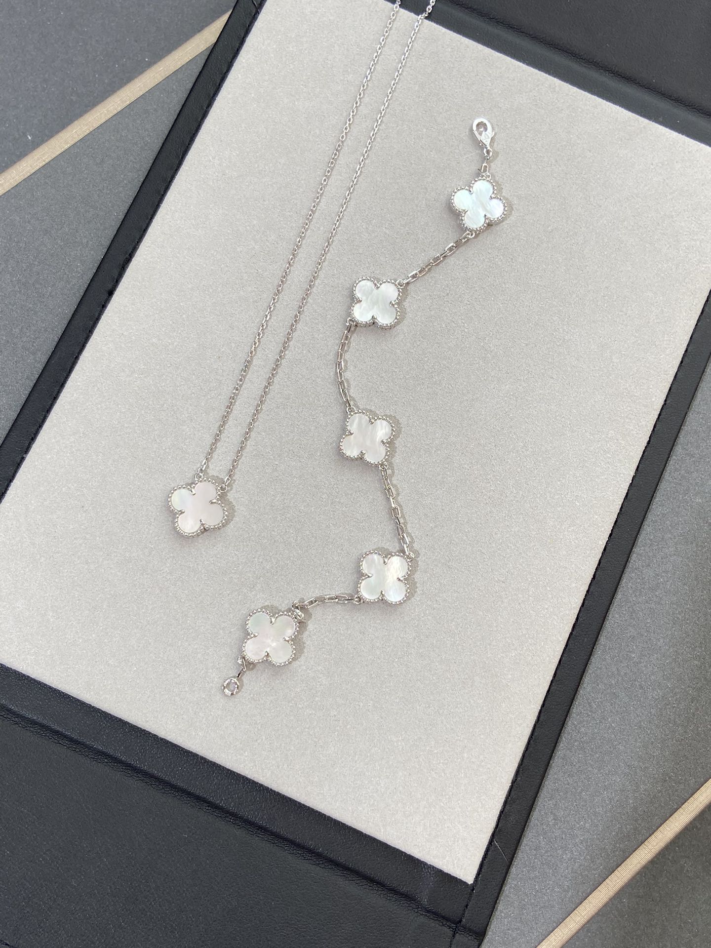 [Glow Jewelry]CLOVER WHITE PEARL MOP 5 MOTIF BRACELET COLLECTION