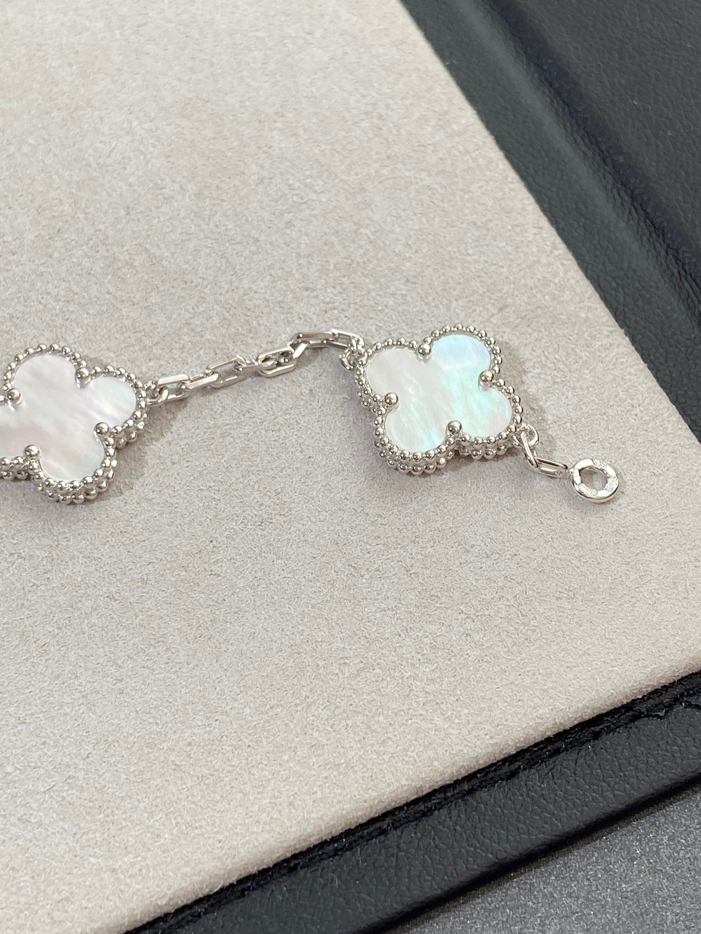 [Glow Jewelry]CLOVER WHITE PEARL MOP 5 MOTIF BRACELET COLLECTION