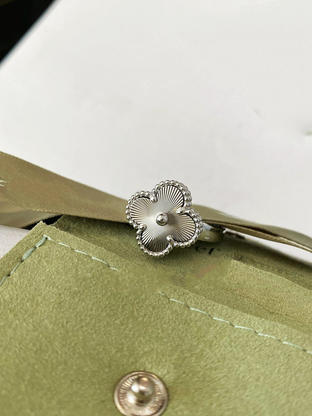 ¡®Glow¡¯CLOVER SILVER RING