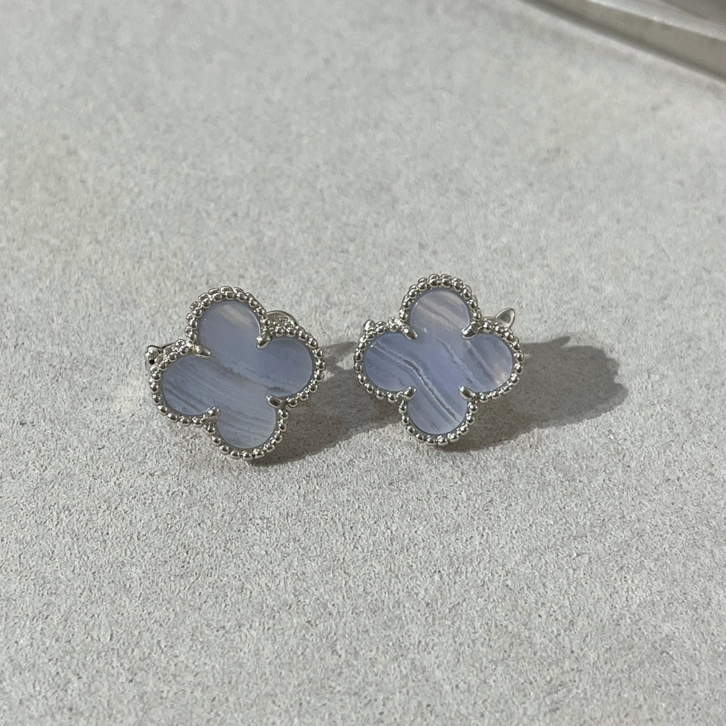 ¡®Glow¡¯CLOVER CHALCEDONY SILVER STUD EARRINGS