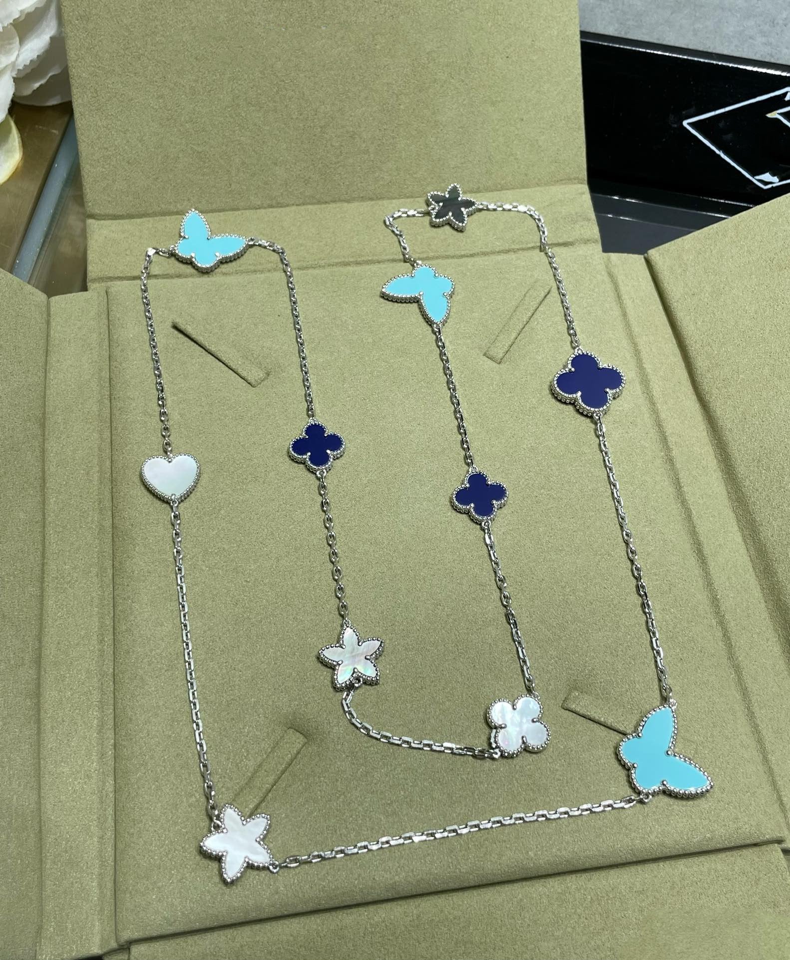 ¡®Glow¡¯LUCKY CLOVER SILVER 11 MOTIF NECKLACE