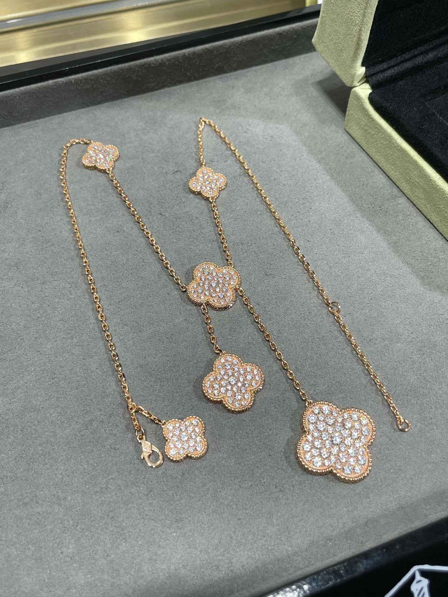 ¡®Glow¡¯CLOVER 6 MOTIF DIAMOND PAVED NECKLACE