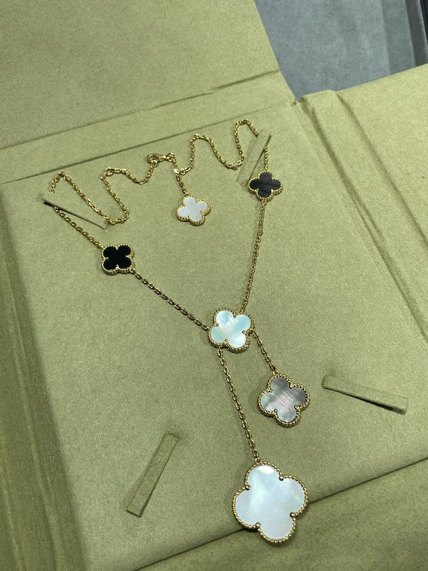 ¡®Glow¡¯CLOVER 6 MOTIF MOP ONYX GOLD NECKLACE