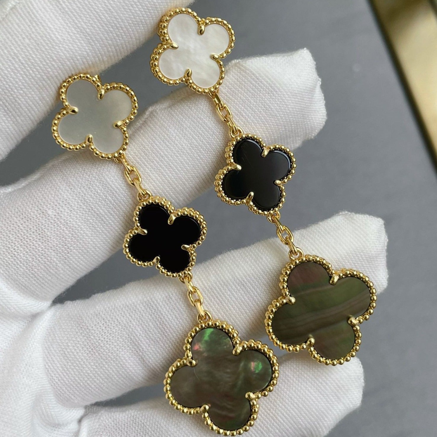 ¡®Glow¡¯CLOVER 3 MOTIF MOP ONYX DARK MOP PINK GOLD EARRINGS