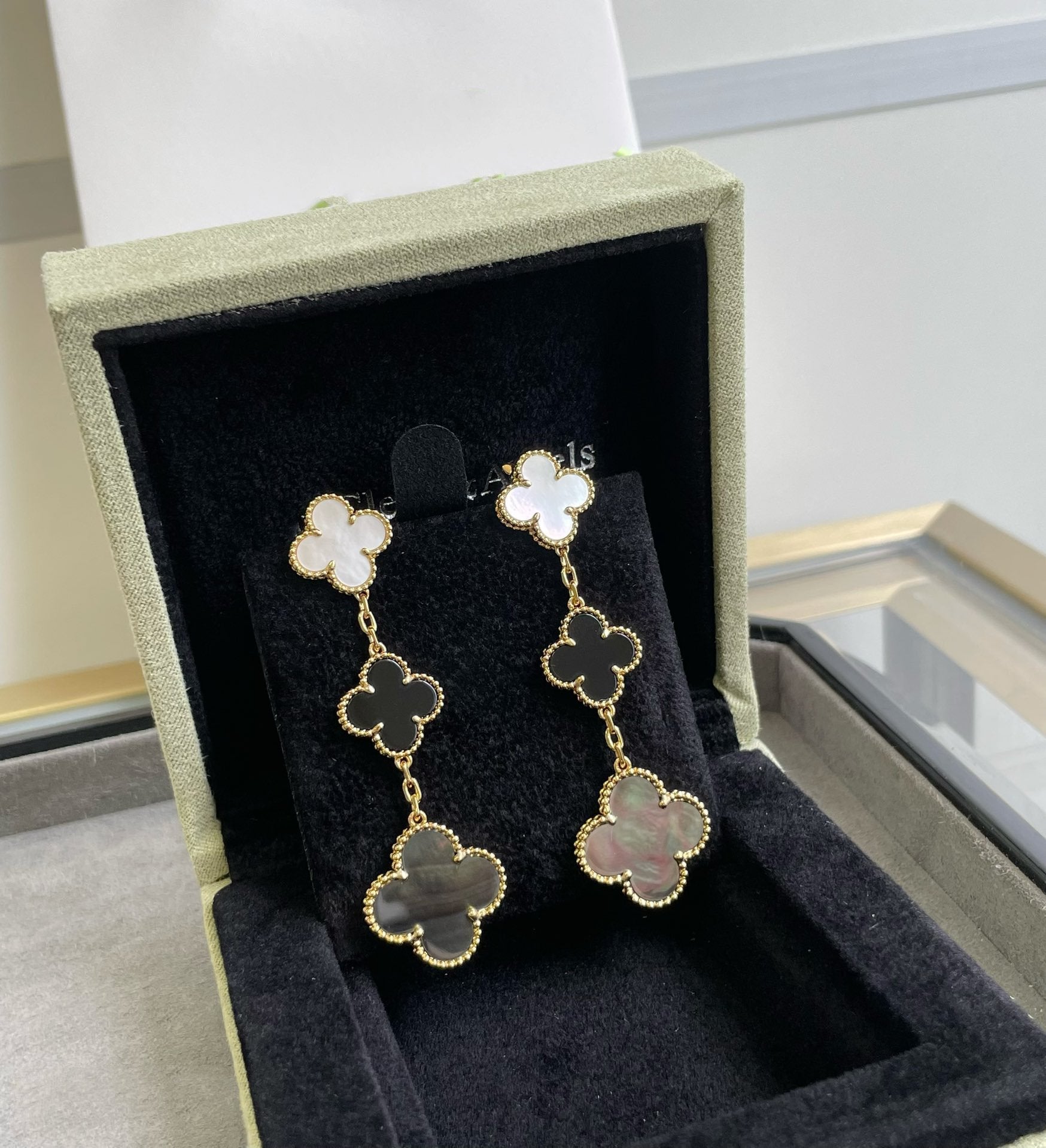 ¡®Glow¡¯CLOVER 3 MOTIF MOP ONYX DARK MOP PINK GOLD EARRINGS