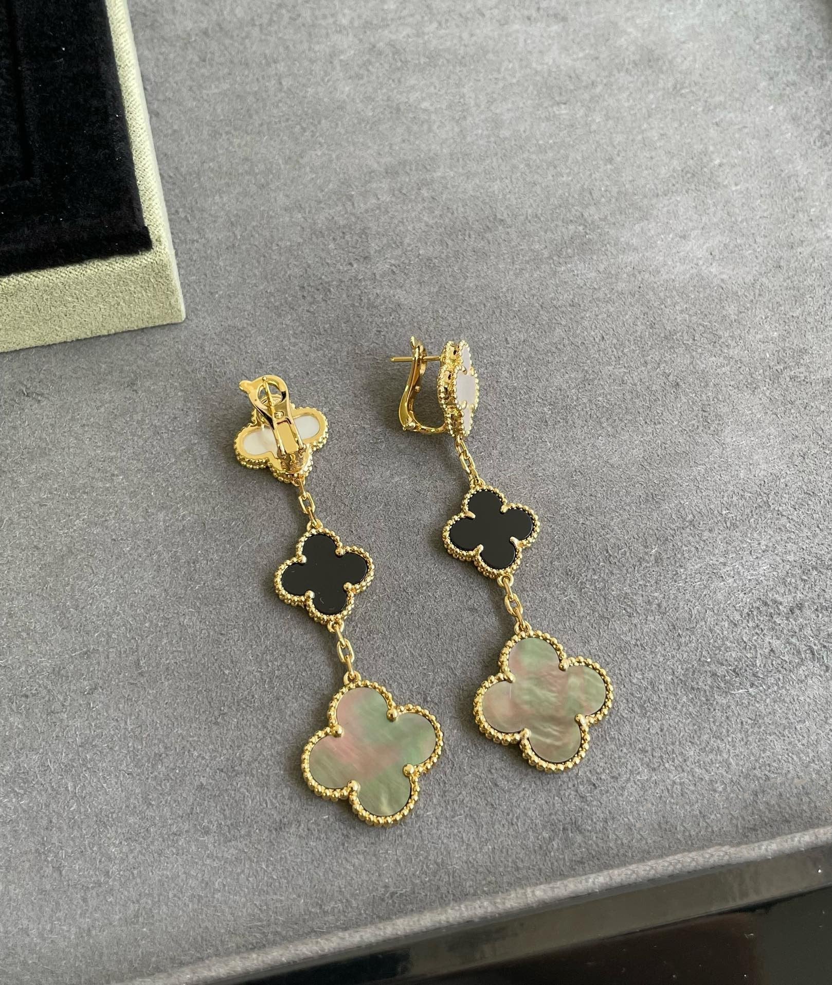 ¡®Glow¡¯CLOVER 3 MOTIF MOP ONYX DARK MOP PINK GOLD EARRINGS