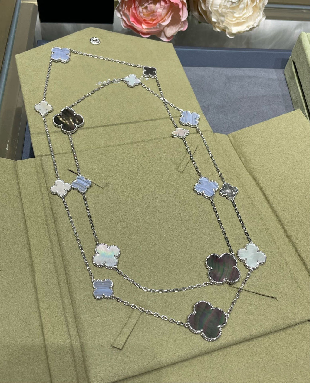 ¡®Glow¡¯CLOVER 16 MOTIF CHALCEDONY MOP SILVER NECKLACE