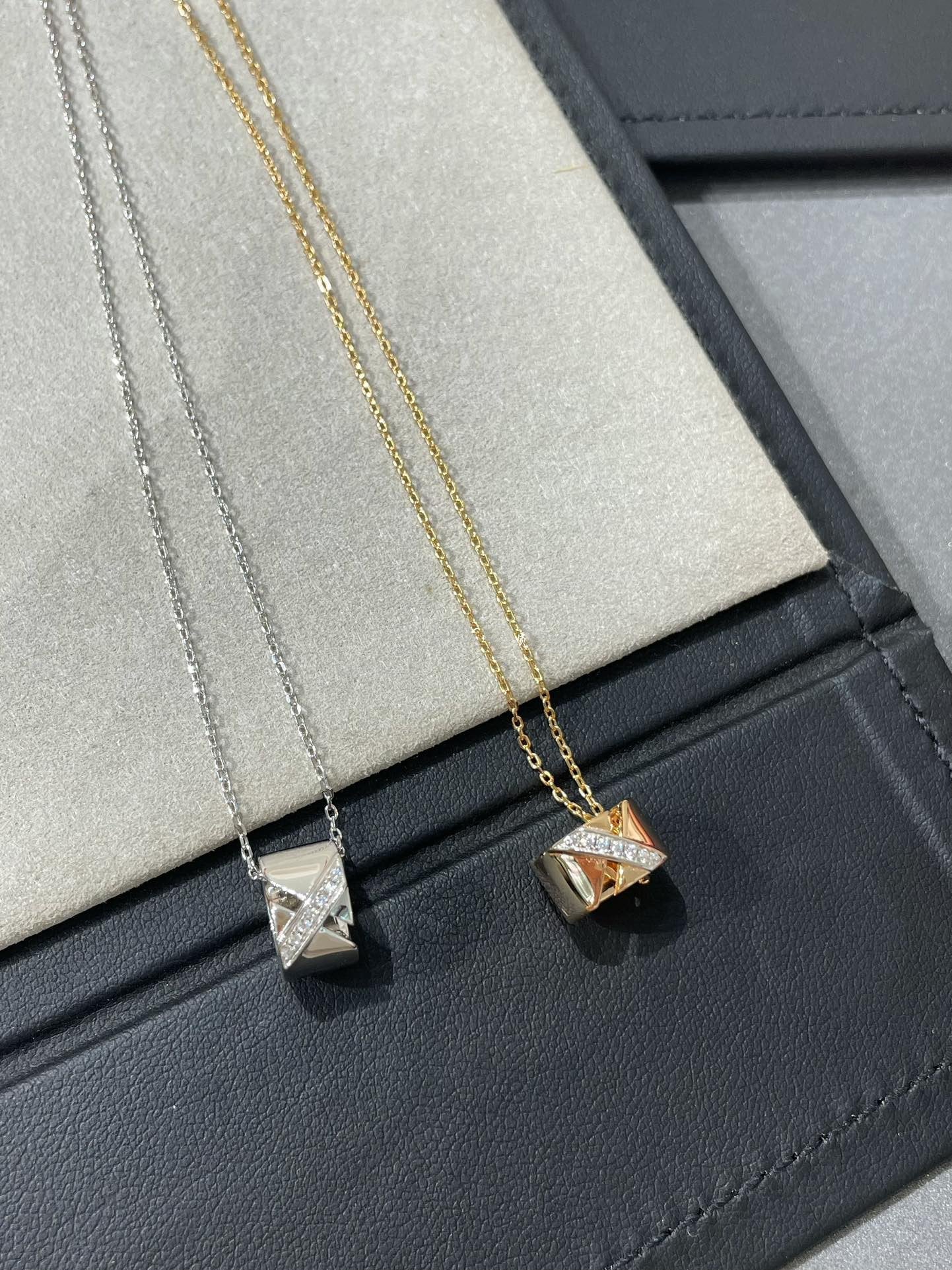 GlowLIENS EVIDENCE DIAMOND NECKLACE