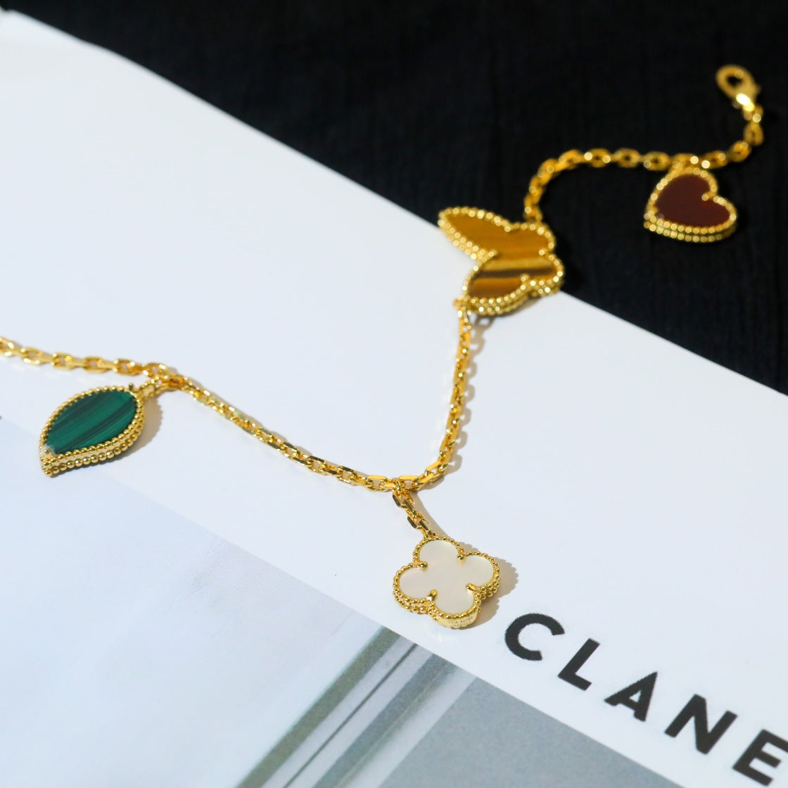 ¡®Glow¡¯LUCKY SPRING 5 MOTIF GOLD BRACELET