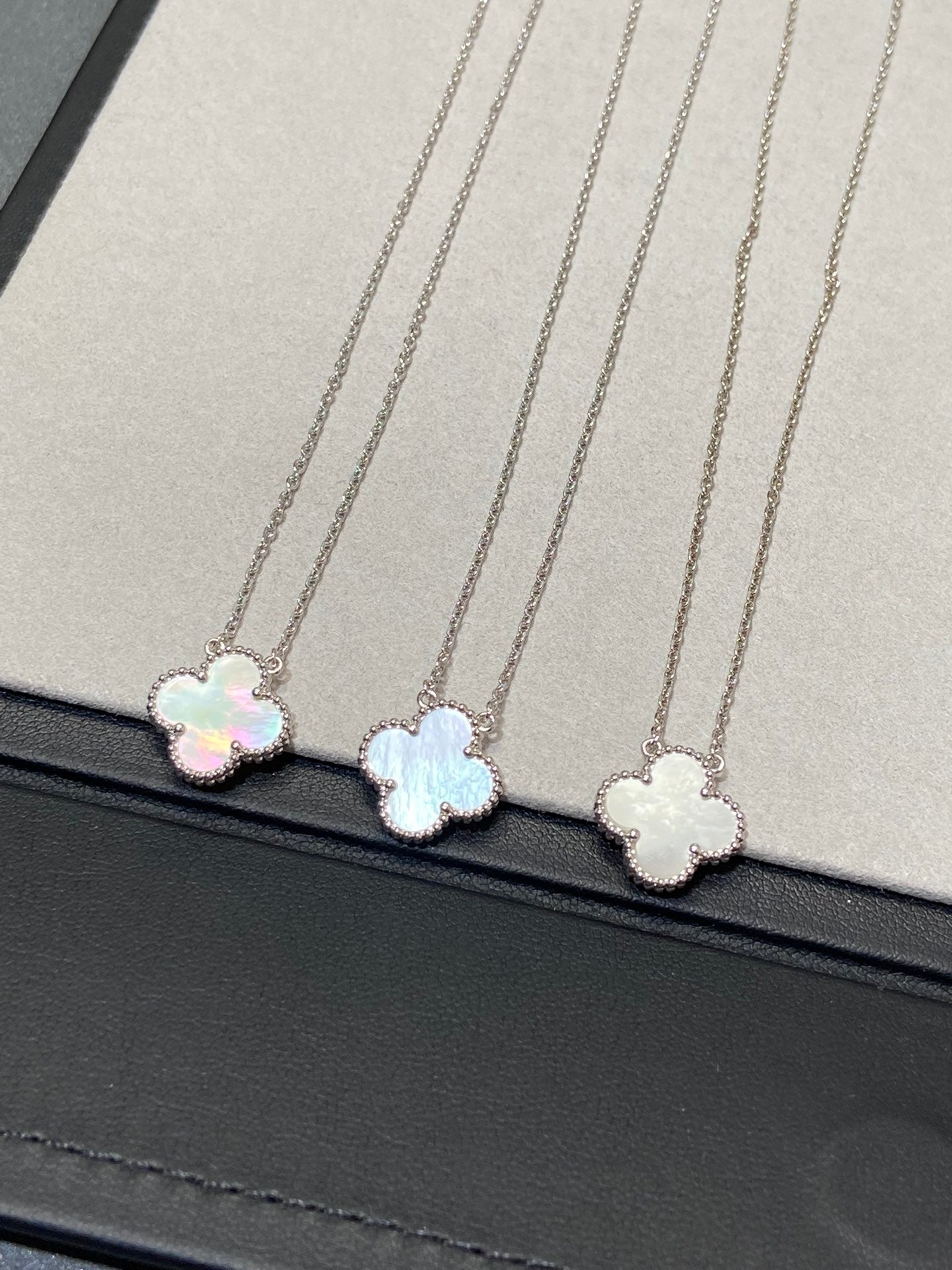 ¡®Glow¡¯CLOVER MEDIUM SILVER WHITE MOP NECKLACE