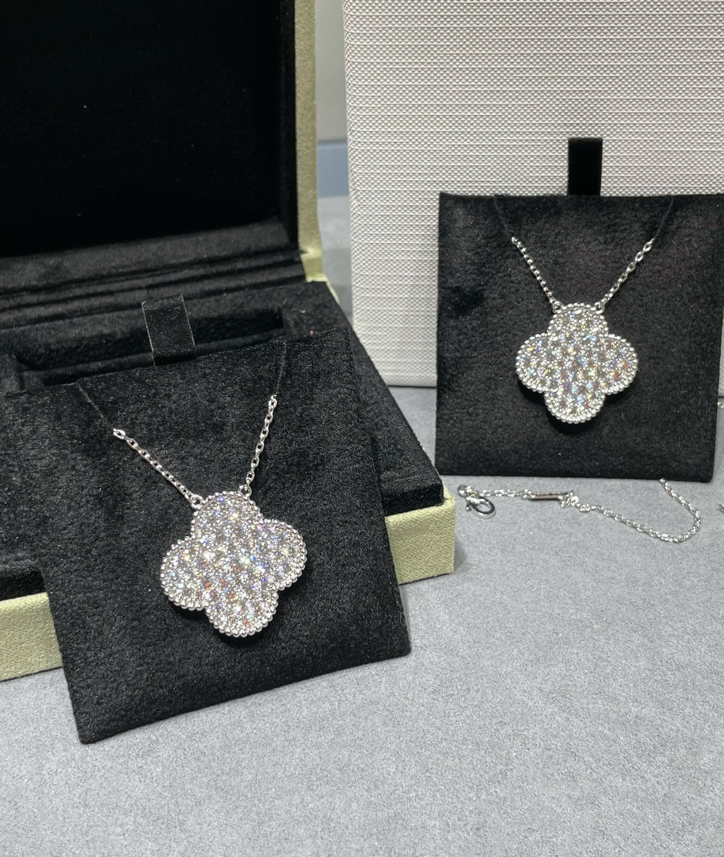 ¡®Glow¡¯CLOVER 25MM LARGE PENDANT DIAMOND PAVED SILVER NECKLACE