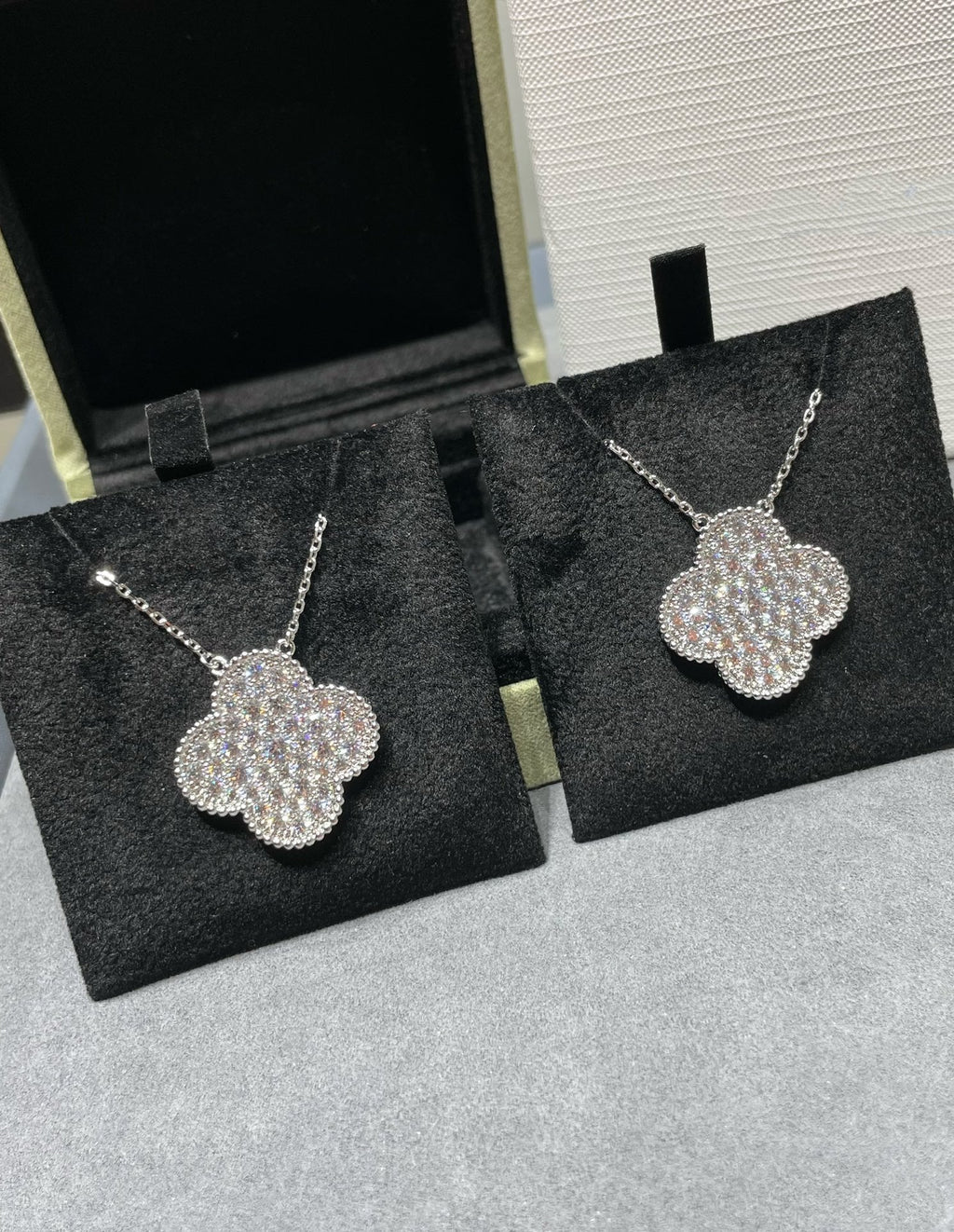 ¡®Glow¡¯CLOVER 25MM LARGE PENDANT DIAMOND PAVED SILVER NECKLACE