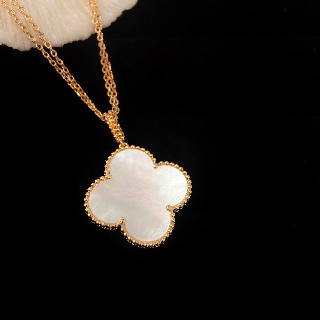 ¡®Glow¡¯CLOVER 25MM MOP LARGE PENDANT NECKLACE