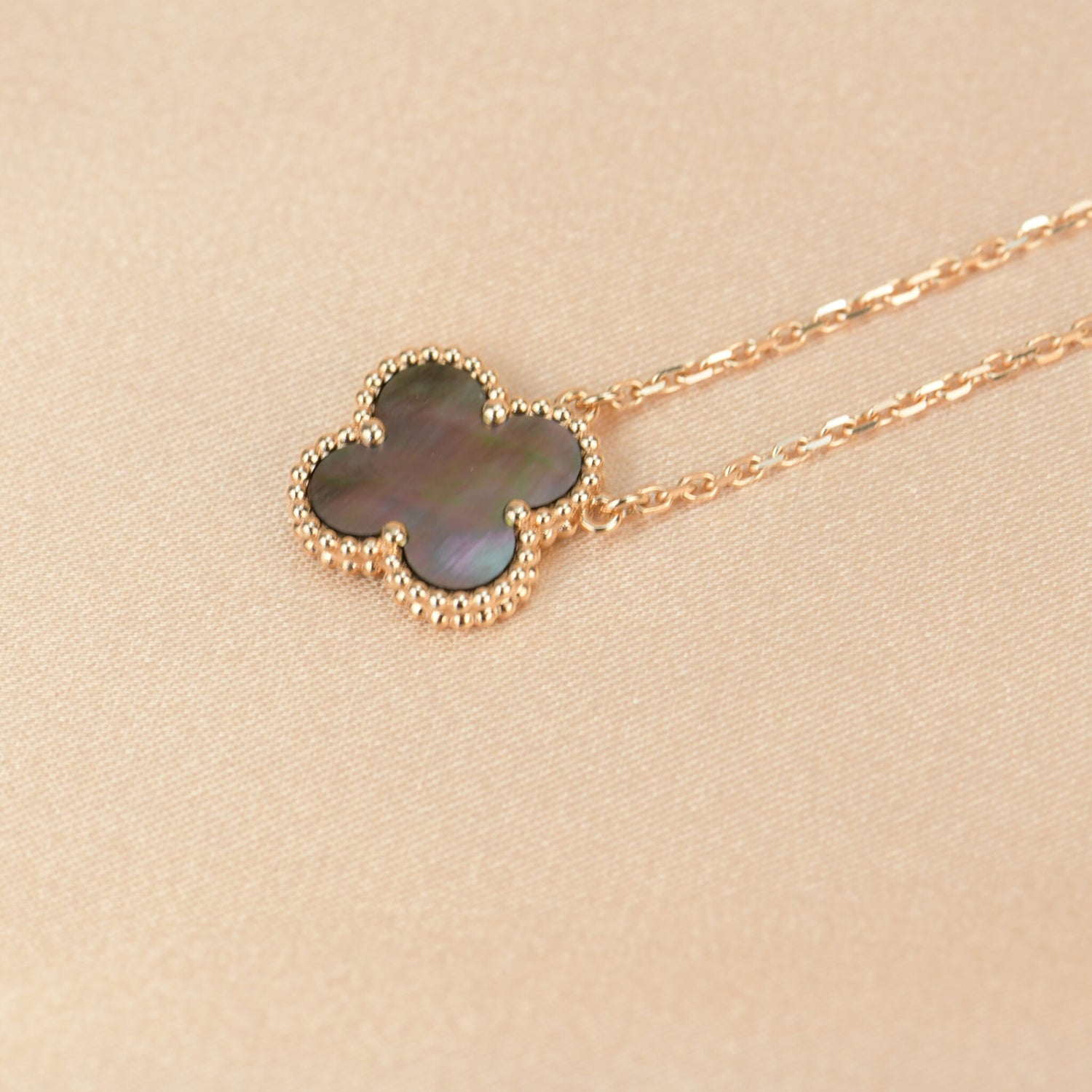 ¡®Glow¡¯CLOVER 15MM  GRAY MOTHER OF PEARL NECKLACE
