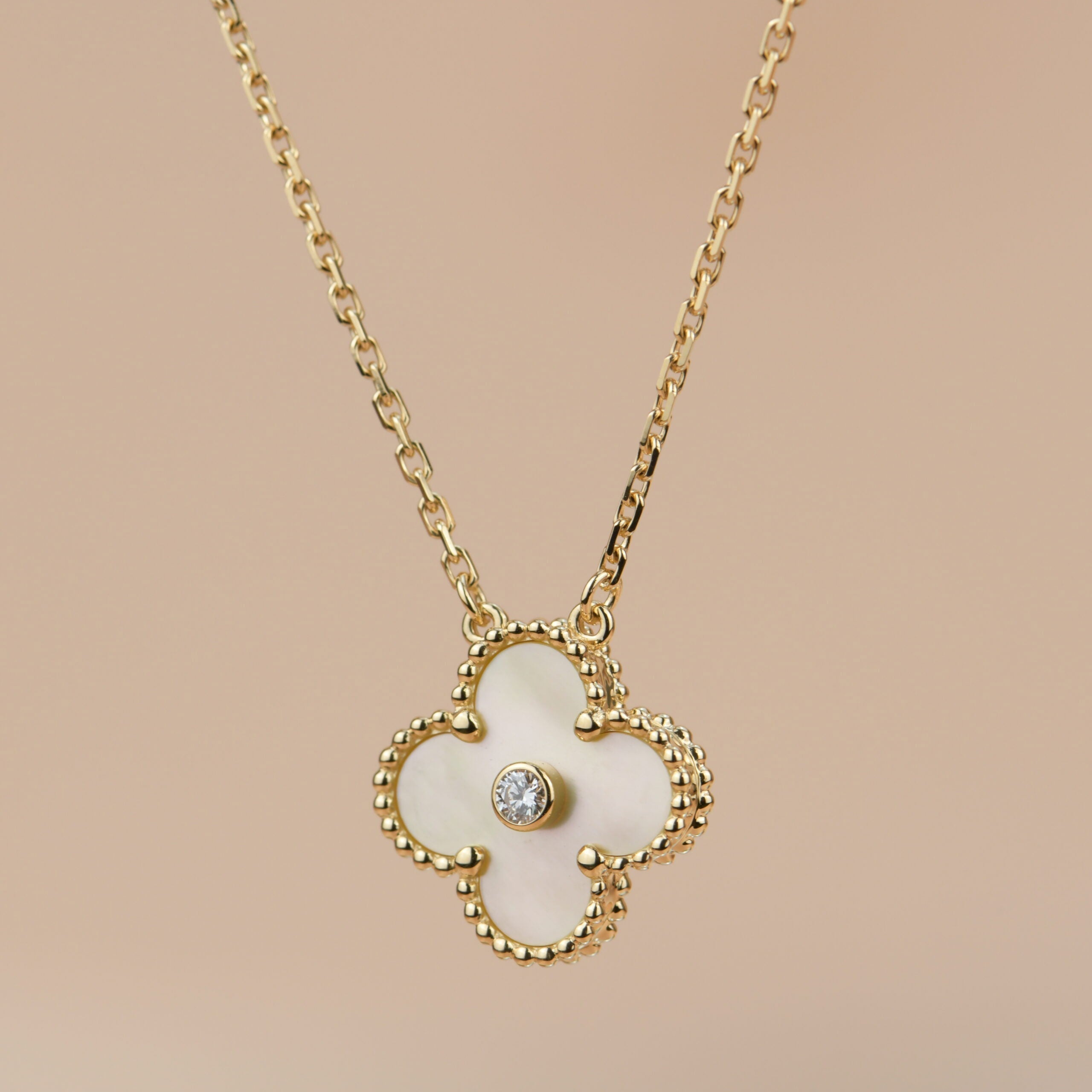 ¡®Glow¡¯CLOVER 15MM DIAMOND GOLD MOTHER OF PEARL NECKLACE