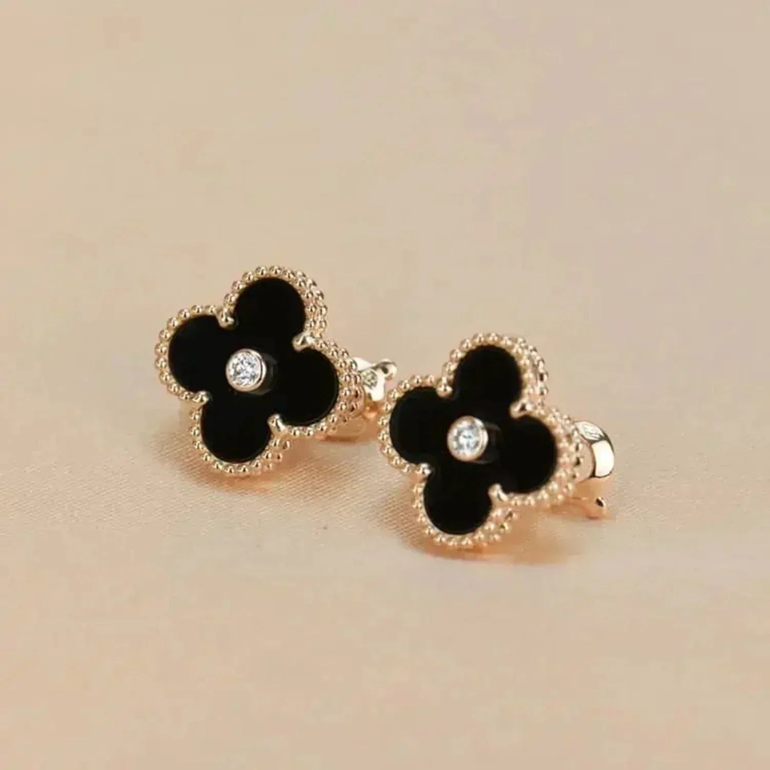 ¡®Glow¡¯CLOVER MEDIUM 1 MOTIFS ONYX DIAMOND EARRINGS