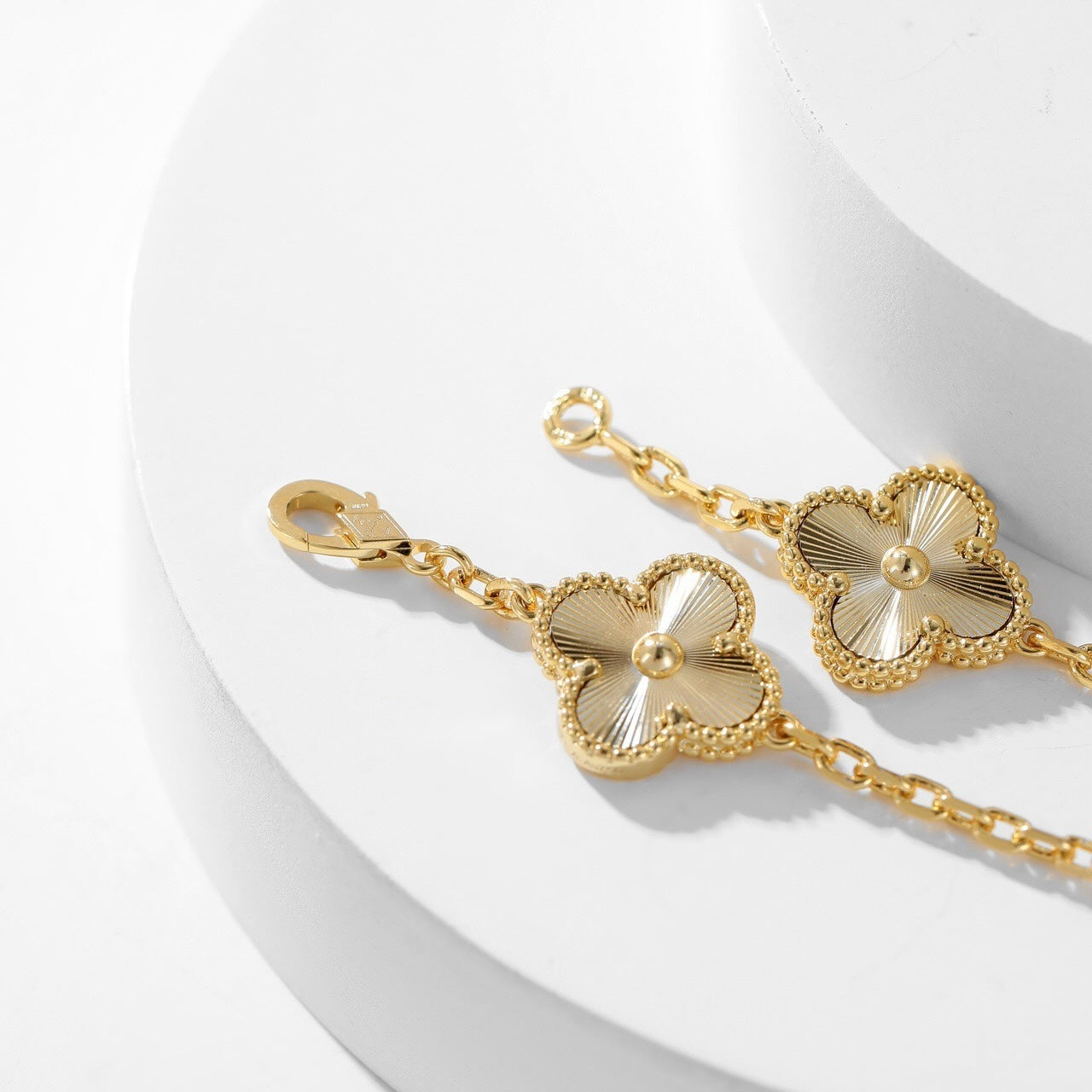 ¡®Glow¡¯CLOVER 10 MOTIFS LASER NECKLACE